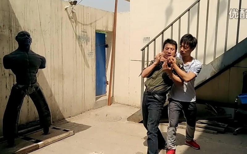 【防身】街头被锁喉抓衣怎么办?通背拳教你一招反制!