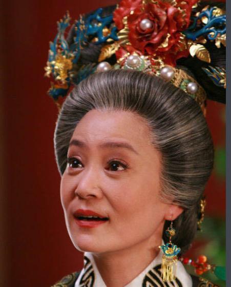 刘雪华,饰演皇太后.一个著名的老演员了.