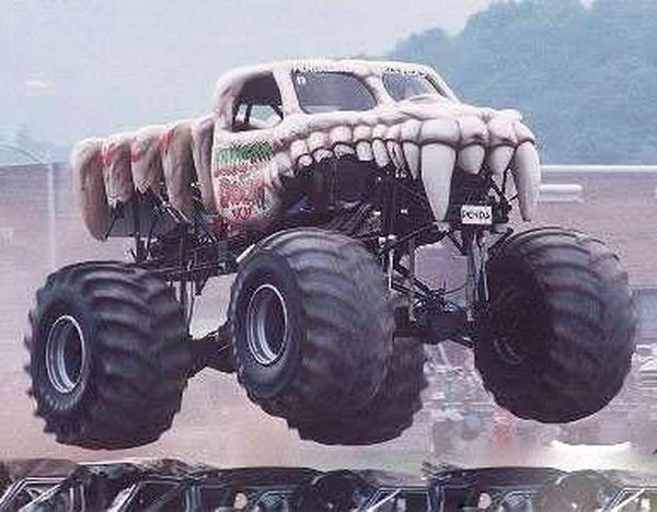 盘点各地超级大脚怪 炫酷古怪大轮车(1/8)