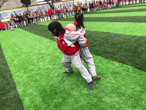 屯留区西贾寄宿制小学庆元旦活动——背夹球比赛