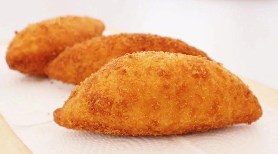 日式咖喱面包,浓郁厚重的土豆咖喱内馅,酥脆软嫩的外皮