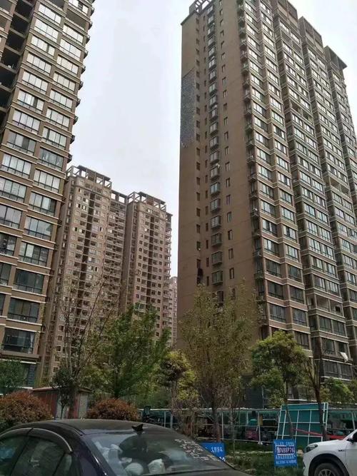 惊呆!商丘康城花园10号楼的一大片外层墙皮竟然不翼而飞!