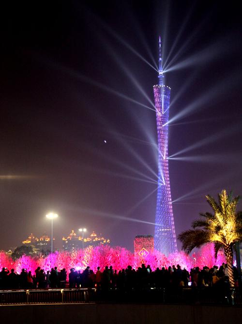 灯光璀璨的花城广场夜景