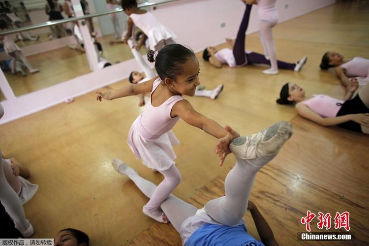 女孩们在舞蹈课上压腿.