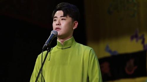 张云雷粉丝往三庆园德云社和云雷造型送了好多柠檬,这