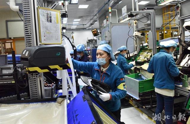 湖北华中马瑞利汽车照明有限公司的工人忙着赶制长安汽车订制车灯.