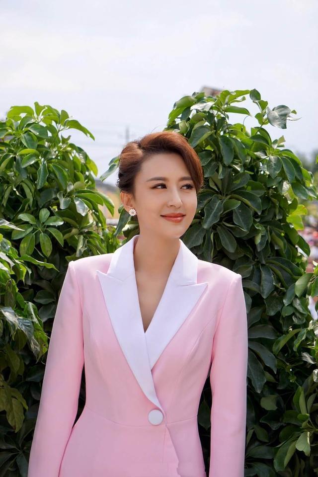 9月1日,张蕾粉丝团晒出了几张自己近期的照片,现身的张蕾穿衣彰显出女