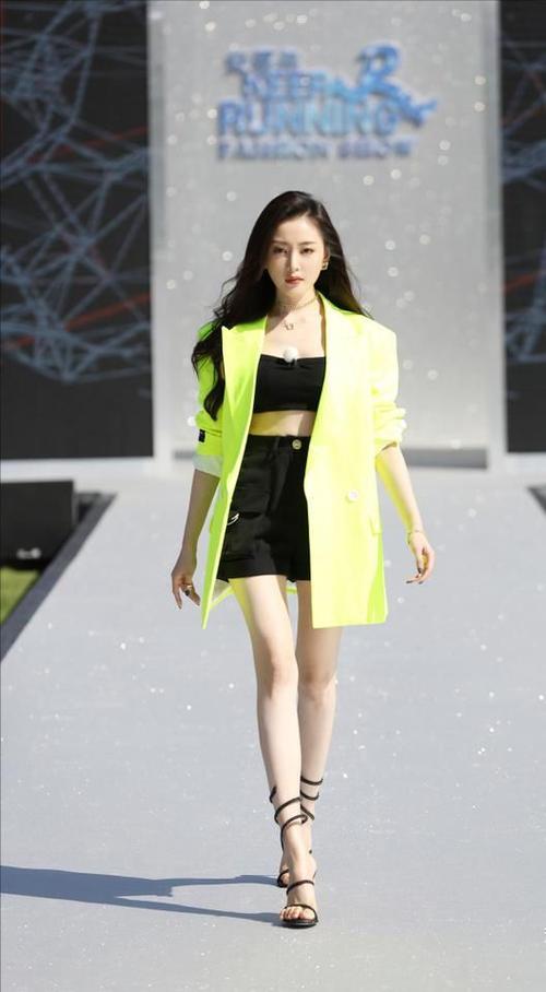 张天爱吊带视频火了!丰满藏都藏不住,几张照片看到脸红心跳