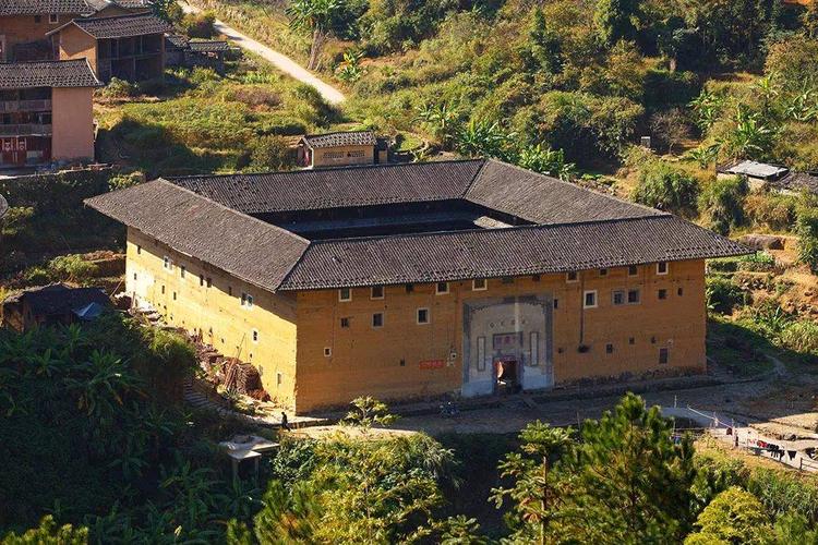 永定被称为一座没有大门的中国客家土楼博物馆.