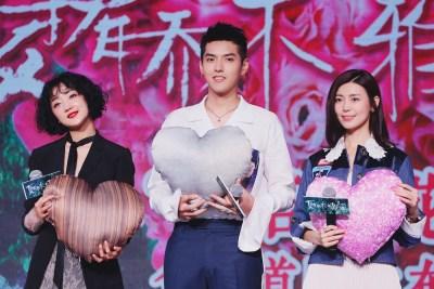 卢杉美腿吸睛 唱吴亦凡新歌紧张到飙汗