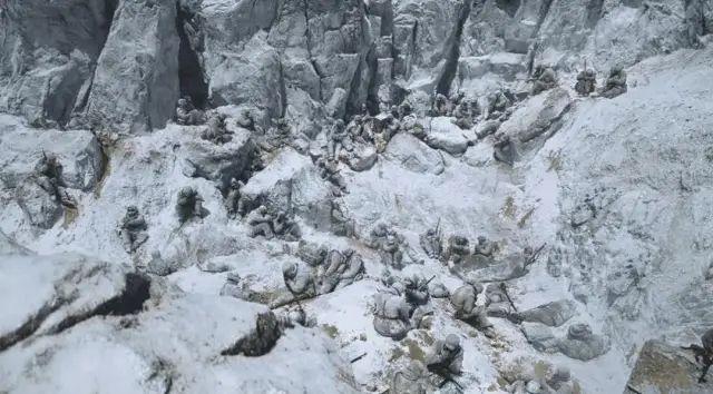 俯卧在雪地上的"冰雕连"震撼人心,志愿军战士啃冻得比石头还硬的土豆