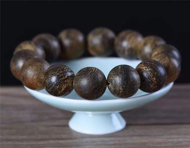 沉香手串那么贵为什么还有人买因为佩戴沉香手串有这8个好处