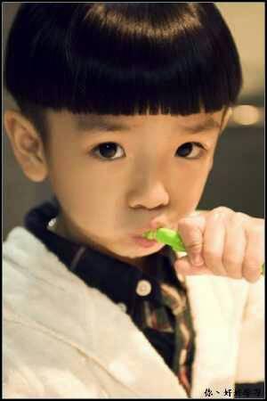 女生剪西瓜头还是蘑菇头,哪个比较萌?这是小男孩什么头