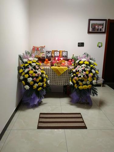 家里简单的布置了灵堂
