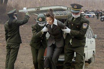 死刑犯在枪毙执行时刻拼命反抗,执行者会怎么做?