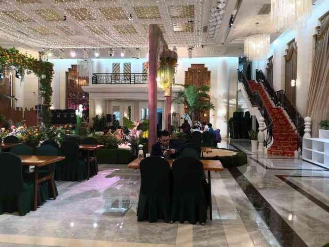 环境:罗芙威宫宴会中心位于济南西站印象泉泉城区闪,环境很好,显得很