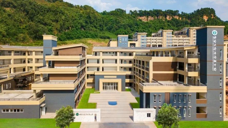 西南大学华南城中学 总建筑面积约2万方,办学规模24个教学班,学生