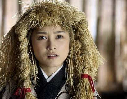 厉娜《越光宝盒》中演豪放版刘夫人,将头上长草发挥到极致.