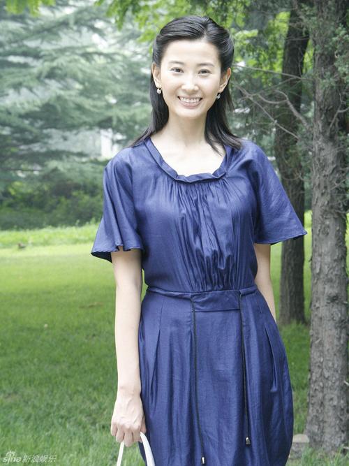 青年美女演员吕夏一组夏日写真