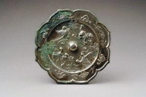 唐代瑞兽双鹊青铜镜赏析