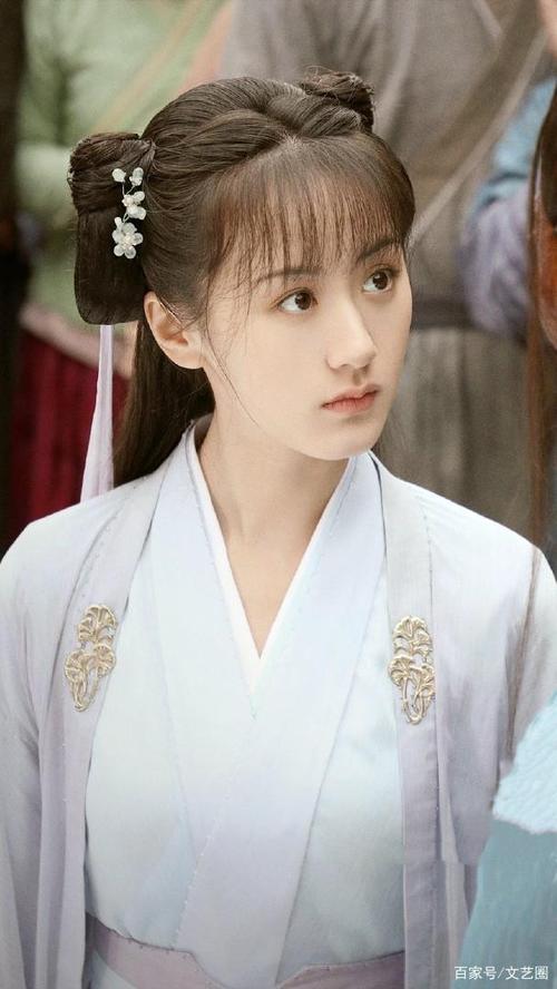2020年夏天,袁冰妍凭借古装玄幻爱情剧《琉璃》中褚璇玑一角圈粉无数