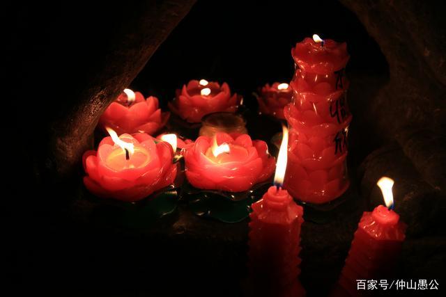 凌晨,供灯祈福.