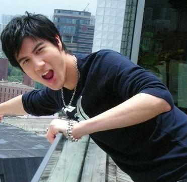 王力宏伦敦任火炬手 粉丝跑全场
