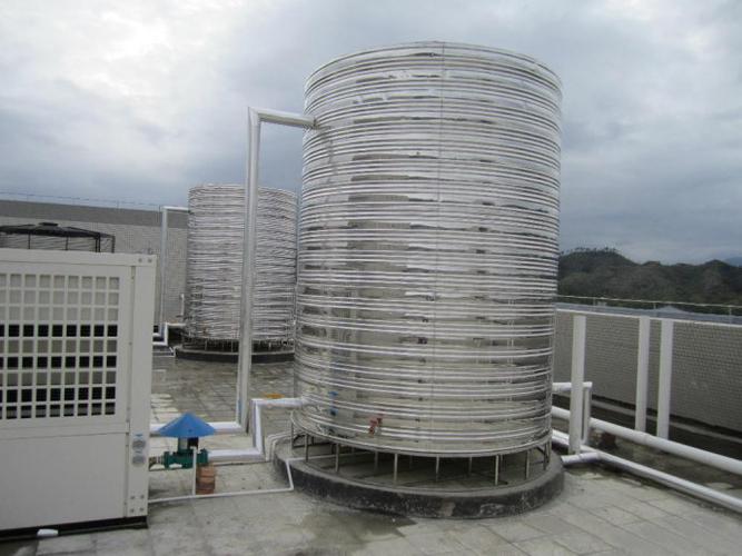 ﻿保温水箱可安装在平屋顶,地面或家用系列还可以安装于室外的