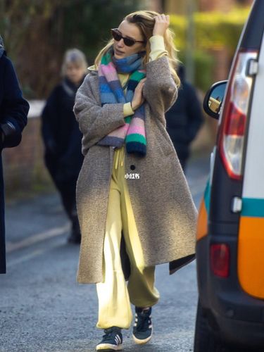 街拍|22/01/2021 phoebe dynevor_街拍_欧美明星_phoebe怎么样_欧美