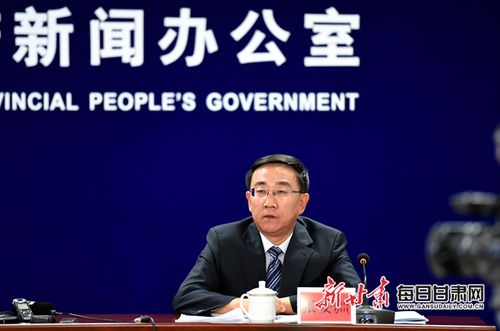 酒泉市委副书记张安疆回答记者提问.