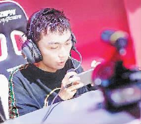 肌肉萎缩症少年成职业电竞选手|七仔|电竞|轮椅_新浪新闻