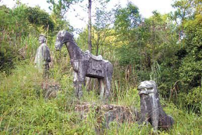 当然,经过两千多年的风雨洗礼,魏延墓前现在仅剩下代表杨仪和马岱两个