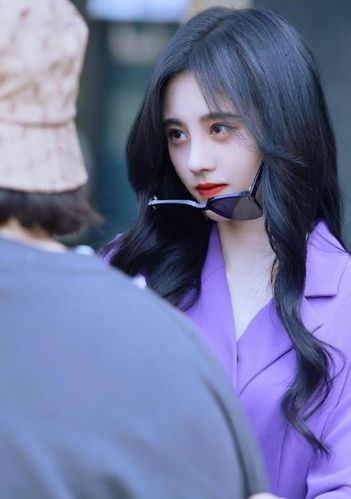 不过我们看鞠婧祎现在的样子更偏向于艳丽的风格,同时因为发量多,也