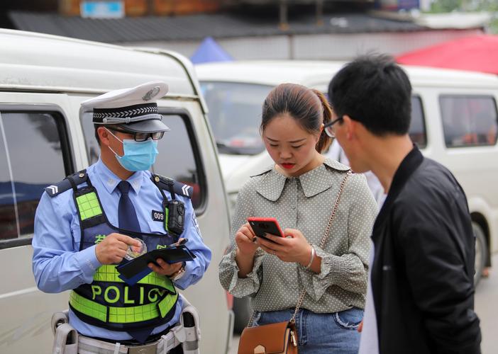 5月4日,在贵州省丹寨县龙泉山景区,执勤交警在快速处理剐蹭事故.