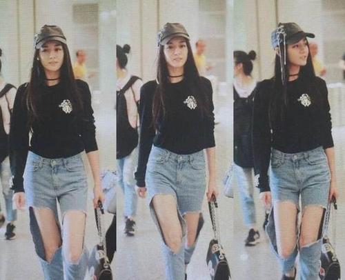 迪丽热巴素颜现身机场,身穿黑t破洞牛仔裤,一双美腿