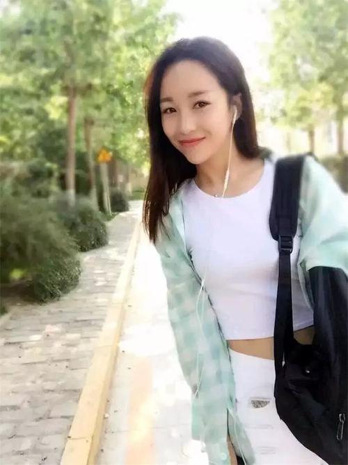 财经宝贝-户外劲舞女主播-范范