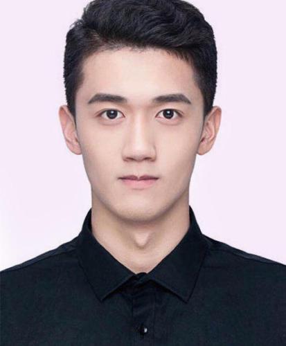 王浩宇   王浩宇是属于气质板板正正的一挂,背头的发型很有大人的
