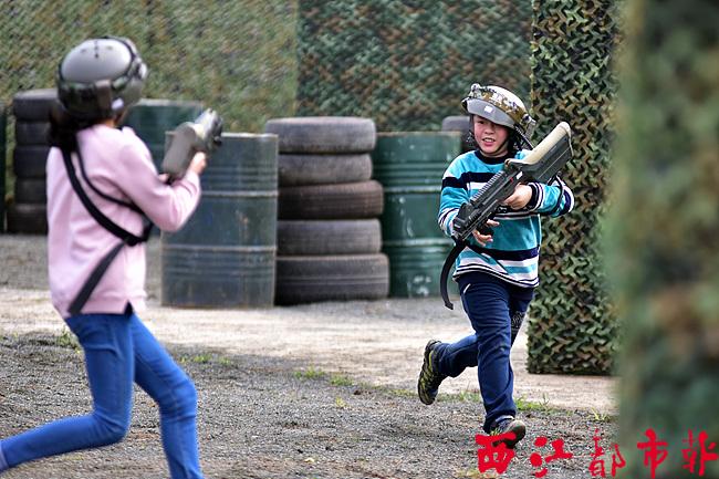 学员们在进行真人cs枪战. 本报记者 何鎏 摄
