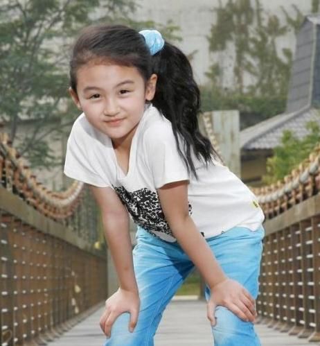 接着一床情书手贱的搜了搜,艾玛,原来她的扮演者叫做陆子艺