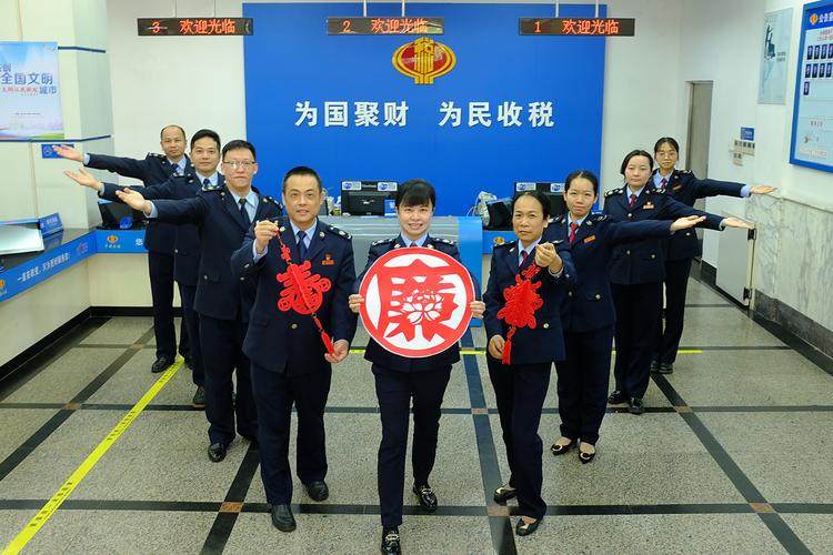 奋战新时代 砥砺新作为 ——蓬江区税务局开展"以剪述情,以纸传爱"