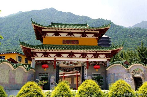 开元寺也叫"开元镇国禅寺",是以唐玄宗开元盛世的年号命名的寺庙.