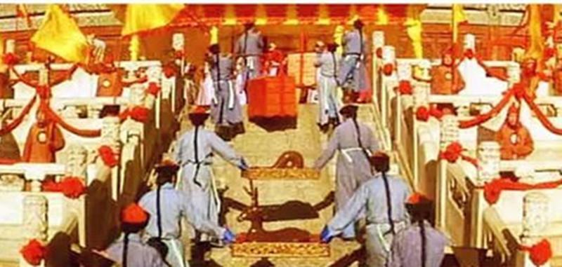 古代皇帝吃剩下的饭菜怎么处理除了赏赐之外还会当街贩卖