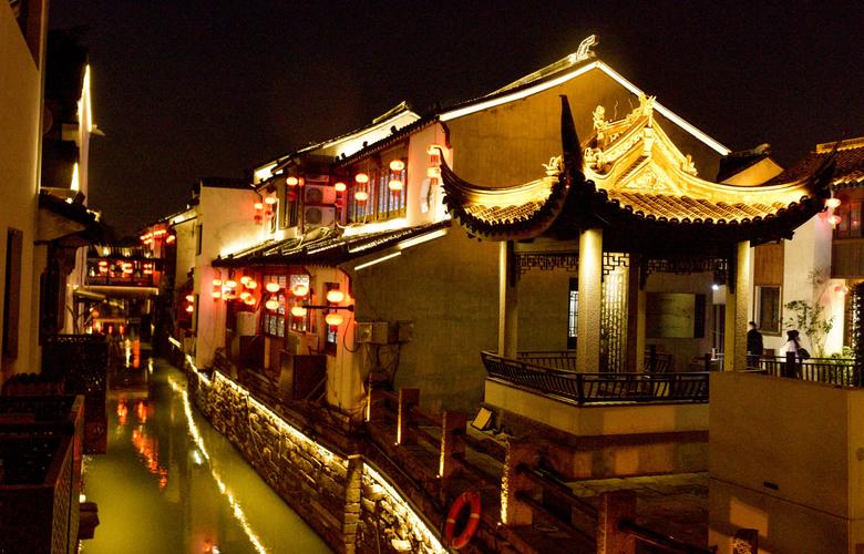 苏州七里山塘街夜景和东方之门