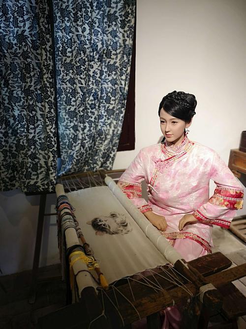 好美丽的绣娘!