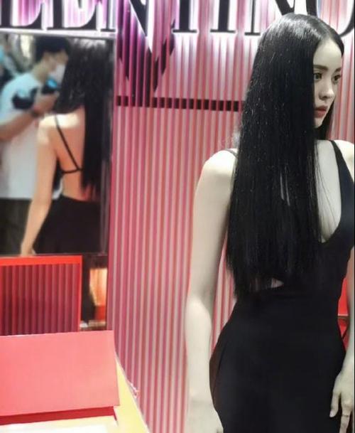 娜扎新造型太大胆穿深v露背裙秀事业线眼神妩媚诱人