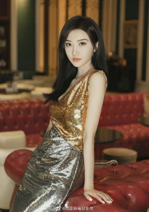 景甜鎏金亮片裙造型#景甜最新活动造型,来看看新造型感觉如何?