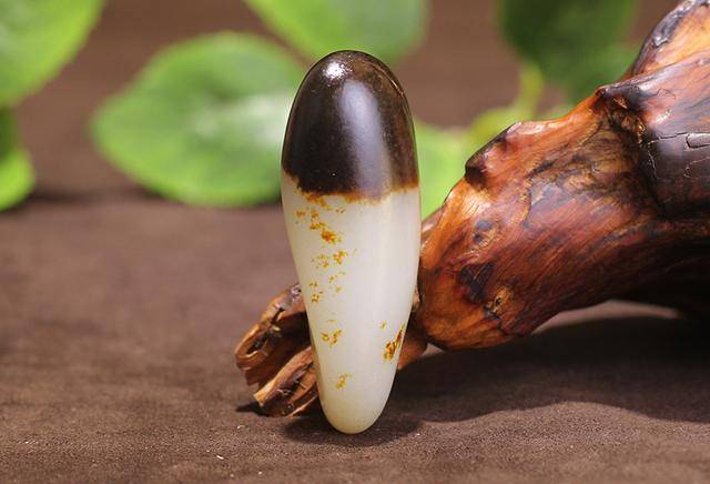 万年天地聚黑皮和田玉籽料原石