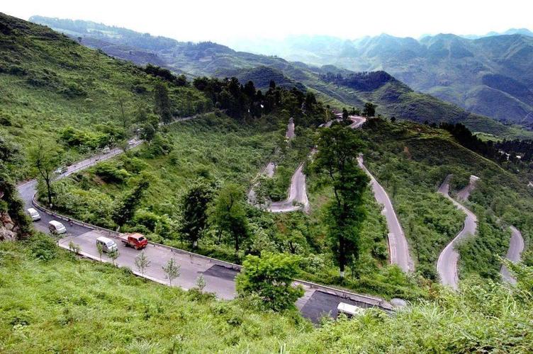 不但耕地分散  也让道路交通异常艰难 著名的"七十二道拐" 七十二道拐