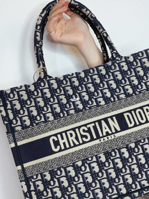 dior老花托特|托特包包中的王者包包_包包_托特_迪奥怎么样_穿搭_雨伞