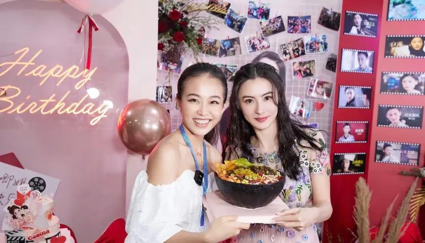 张柏芝片场庆41岁生日,穿刺绣裙c位似仙女,捧螺蛳粉蛋糕太好笑